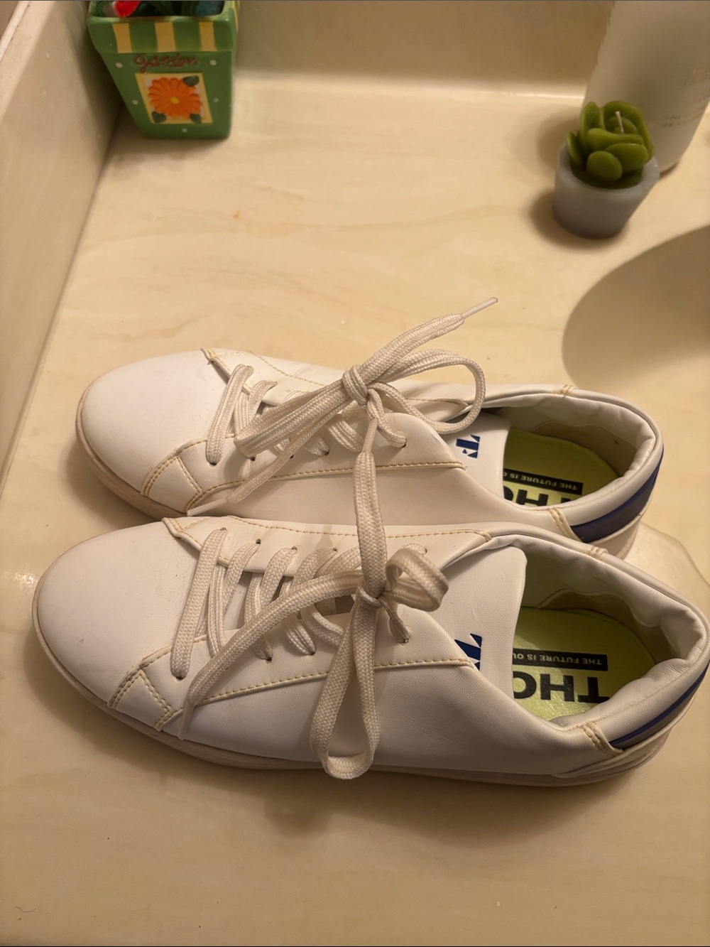 White Casual Sneakers - Tho (White)